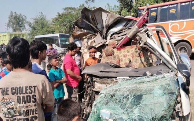 রক্তাক্ত মহাসড়ক: বাস-অ্যাম্বুলেন্স সংঘর্ষে চালক নিহত, আহত ৫